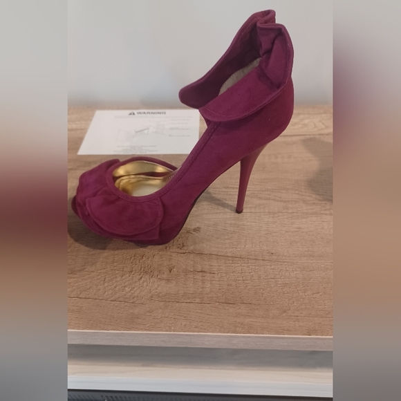 Plum/Raspberry colored heels - Picture 2 of 2